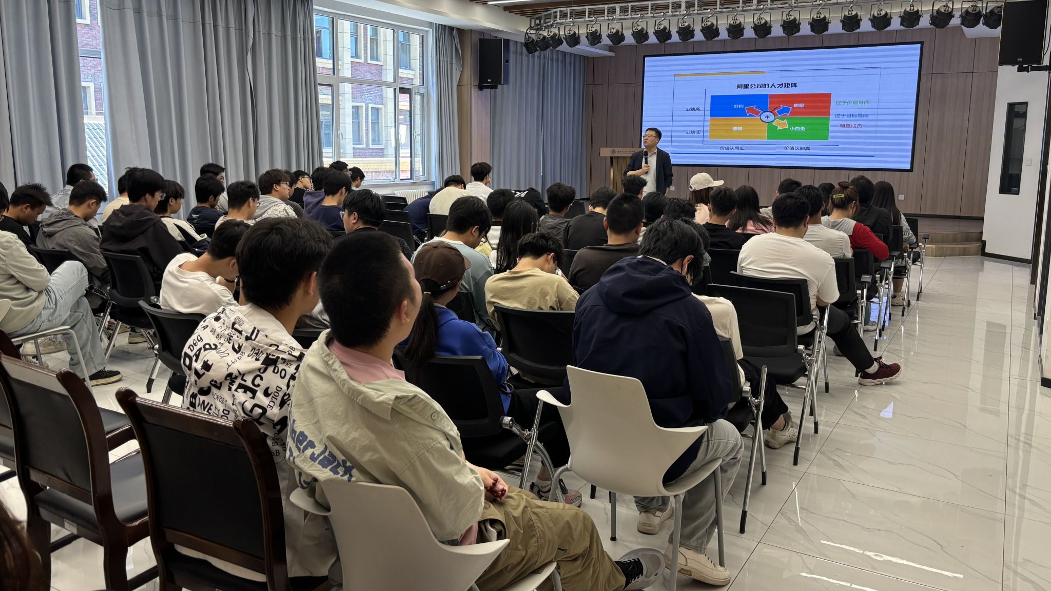 《苗军谈就业：简历精琢破困局，顺势而为启新程》
