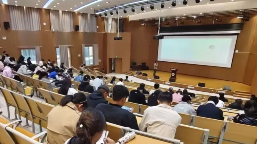 AI赋能未来职场：我校举办“AI制作专属简历”指导讲座
